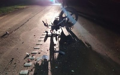 Motociclista queda en grave estado al caer violentamente sobre la Ruta PY02 - La Clave