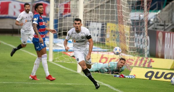 El paraguayo Junior Alonso fue capitán, goleador y figura del Mineiro