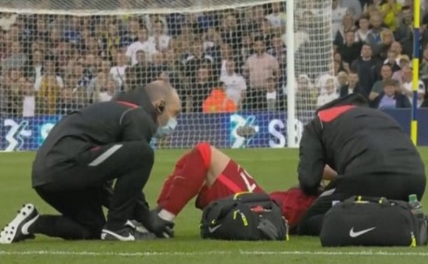 Futbolista del Liverpool sufre escalofriante lesión