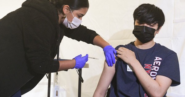 La Nación / Médicos británicos recomiendan vacuna anti-COVID a adolescentes sanos de 12 a 15 años