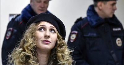 La Nación / Condenan en Rusia a miembro de Pussy Riot por convocar a una manifestación