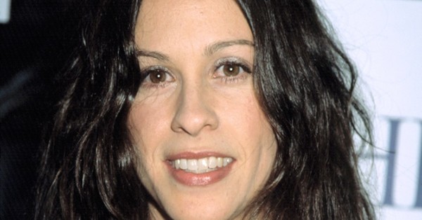 Alanis Morissette revela que fue violada en manada cuando era adolescente - SNT