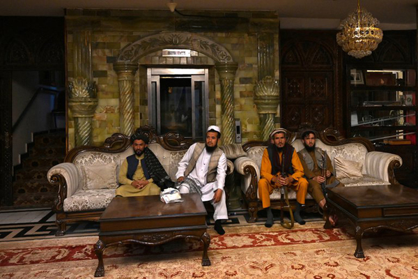 La opulenta mansión de Abdul Rashid Dostum es ocupadas por los talibanes | OnLivePy