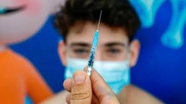 Diario HOY | Médicos británicos recomiendan vacunar entre 12 a 15 años contra el COVID