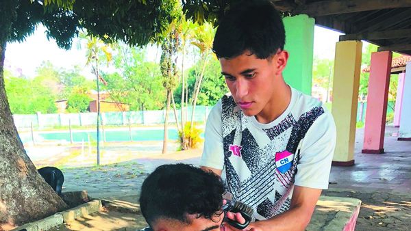 Peluquea tras las prácticas para hacer su platita extra
