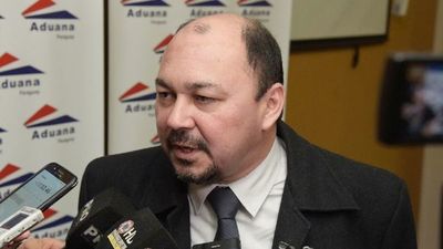 Director de Aduanas dijo que supuestas bombas que tiró el senador Arévalo, le beneficiaron a él - Megacadena — Últimas Noticias de Paraguay