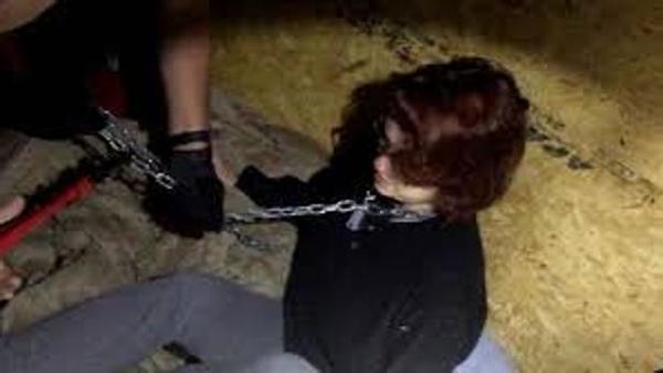 Aparece muerta una joven en un baldío: antes de ultimarla la violaron
