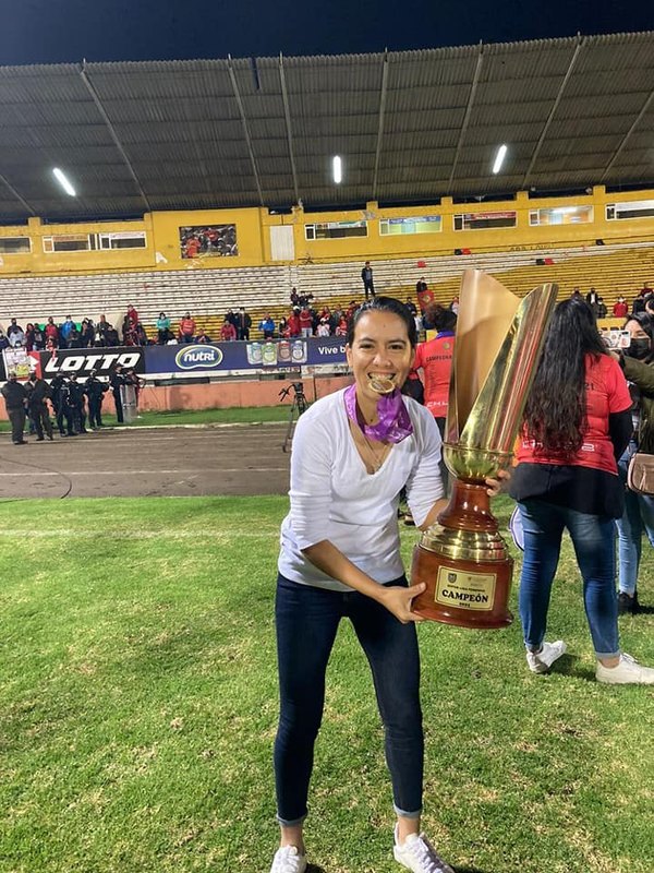 Operada del corazón, DT recibida, campeona, emprendedora y escribió un libro