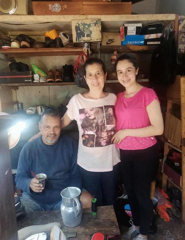 Arreglando zapatos su padrastro le pagó sus estudios y ella le agradece regalándole una moto