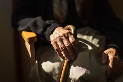 “Estoy solo, no he comido en días”: La dolorosa llamada de un anciano a la policía para pedir ayuda