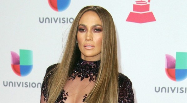 ¡Sin calzón y tapando justo lo necesario! Jennifer Lopez le voló la imaginación a muchos en los MTV VMAs (Fotos)