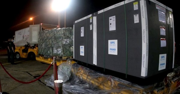La Nación / Llegaron 306 mil dosis de AstraZeneca
