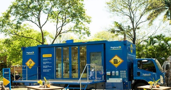 La Nación / Regional presenta el primer centro móvil de atención bancaria del país