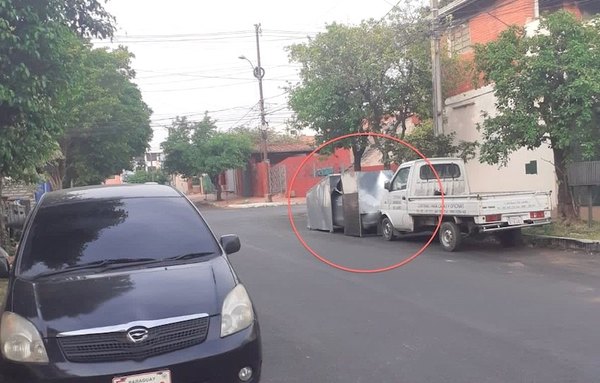 Crónica / MEDIDA ANTIRROBO. ¡Enjauló y encadenó su auto en la calle!