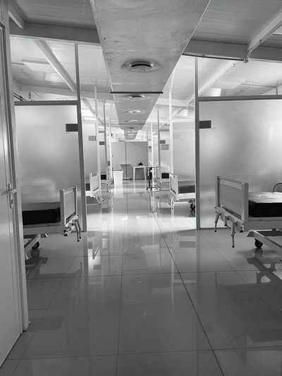 Festejan ausencia de pacientes en bloque covid-19 del Hospital Nacional - Nacionales - ABC Color
