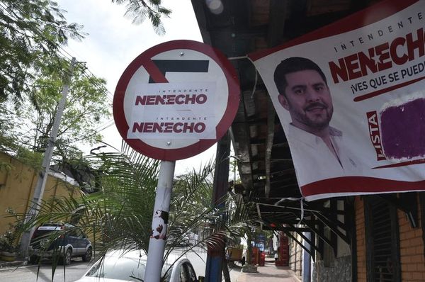 Candidatos tapan señales de tránsito con su propaganda electoral - Nacionales - ABC Color