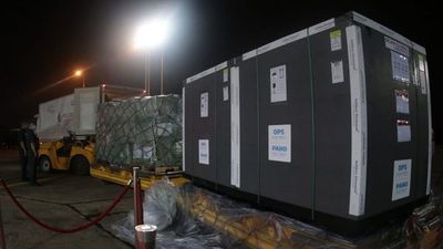 Llegan más inmunizantes para los de riesgo, no para jóvenes
