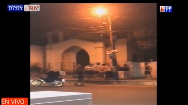 Barrabravas agreden a joven en Luque | Noticias Paraguay