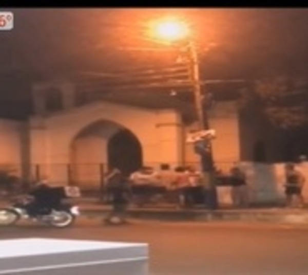 Barrabravas atacan a joven en Luque - Paraguay.com