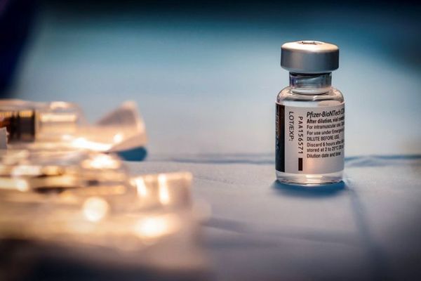 Expertos de la OMS y la FDA sostienen que una tercera dosis generalizada de la vacuna contra el COVID-19 aún no está justificada
