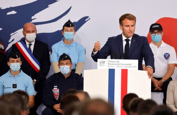 Macron quiere duplicar en diez años la presencia de agentes en las calles - Mundo - ABC Color