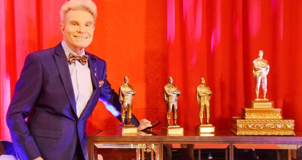 Poco creíble: Premios Paraná nomina a sus auspiciantes - Noticiero Paraguay