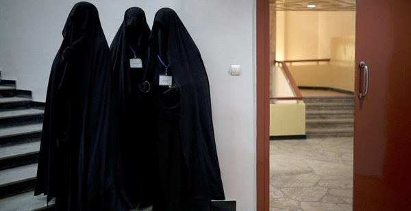 Los talibanes dan a conocer las nuevas reglas para las mujeres en las universidades - ADN Digital