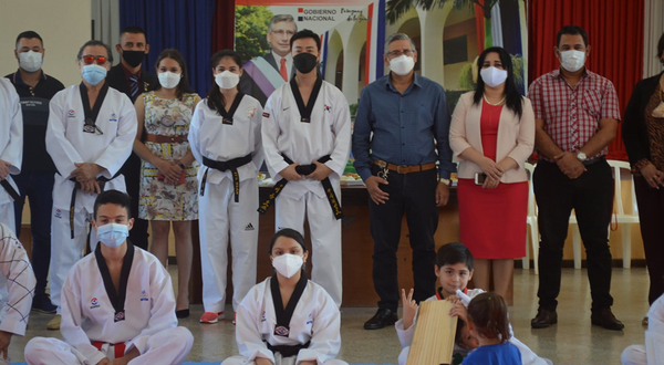 Realizan la apertura de la primera Escuela Departamental de Taekwondo del Guairá - Noticiero Paraguay