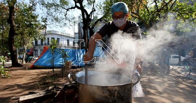La Nación / Organizadores de ollas populares reiteran pedido de vetar ley que les recorta recursos
