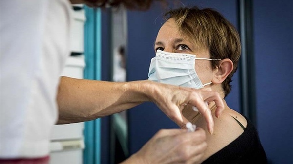 Francia advirtió que suspenderá a trabajadores de la salud que no estén vacunados - .::Agencia IP::.