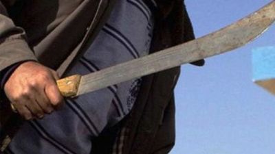 Atacó a machetazos porque no quiere asfalto frente a su casa