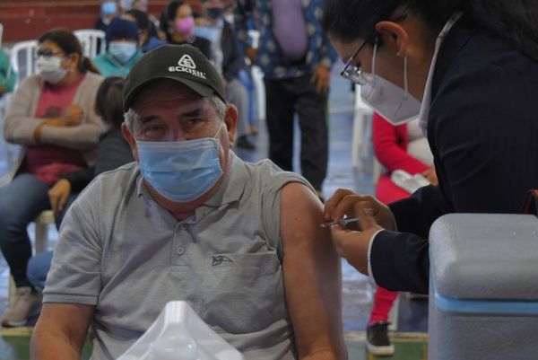Más adultos que jóvenes se acercan a vacunar en Villarrica - Nacionales - ABC Color