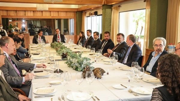 Reclaman que olviden a mujeres en reunión de ex autoridades públicas 