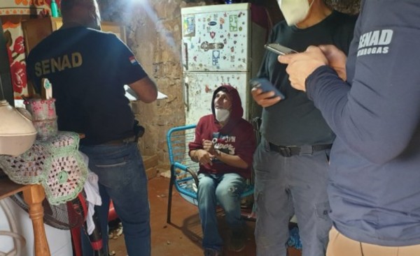 “Veló” detenido por comercializar drogas en medio de sus yuyos