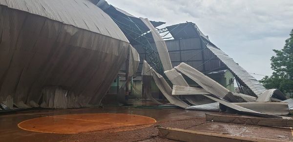 Temporal derribó polideportivo de colegio en Caazapá - Noticiero Paraguay