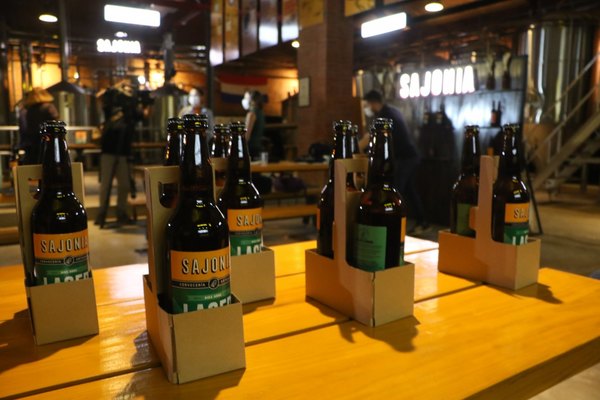 Crónica / ¡Ja'umina! Llegó la nueva Sajonia Lager, bien purete y bien liviana