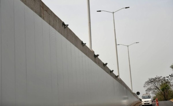 Hurtan 15 reflectores y conductores eléctricos del Multiviaducto