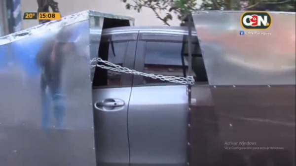 Diario HOY | Cansado de la inseguridad, hombre enjauló su vehículo en plena calle