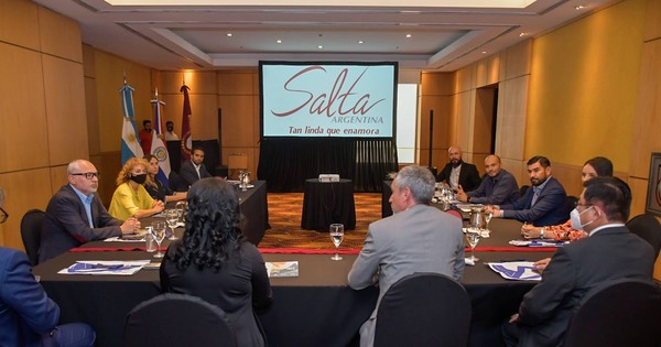 La Nación / Firman acuerdo con la provincia de Salta a fin de reabrir la frontera para el comercio y turismo