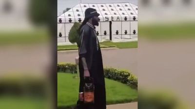 Adebayor sorprende con su equipo de tereré en mano en África