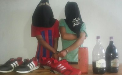 Hermanos detenidos con calzados, speaker y botellones de vino hurtados