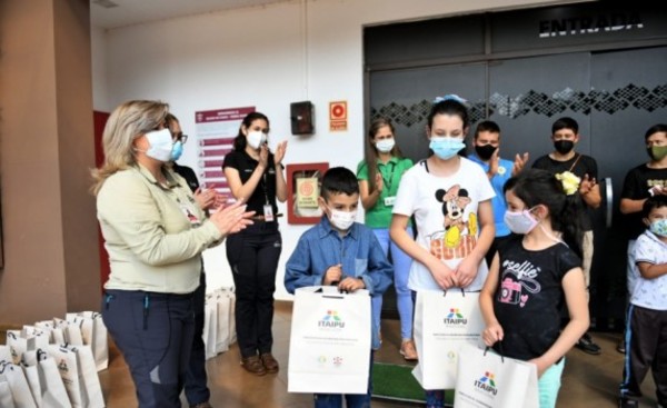 Premian a niños ganadores de un concurso ambiental