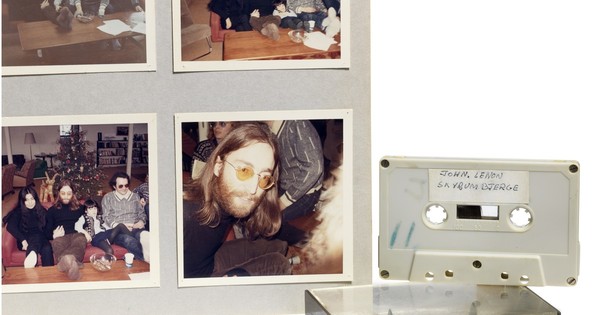 La Nación / Inédita grabación de John Lennon en casete a subasta en Dinamarca