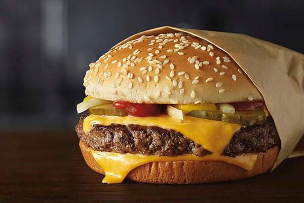 ¡Mirá lo que encontró! Joven se volverá vegano tras sorpresita en hamburguesa de McDonald’s