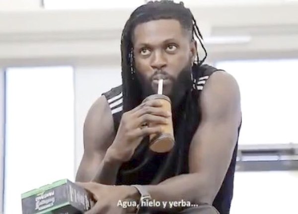 (Video) Adebayor y su equipo de tereré se viraliza en las redes