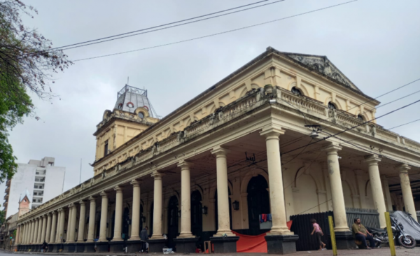 Diario HOY | Mientras se espera al tren de cercanías, la estación muestra su peor cara