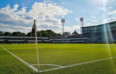 Olimpia deberá pagar millonaria multa por acto racista de hinchas
