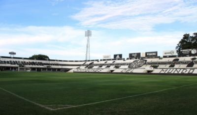 Multan a Olimpia por insultos racistas de sus hinchas a jugadores del Flamengo