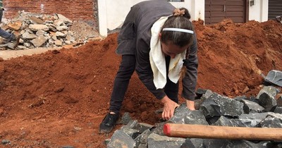 La Nación / Ejemplo de superación: kuña guapa deja huellas en las calles de Encarnación