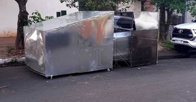 La Nación / Cansado de tortoleros, diseñó “armadura” para su automóvil